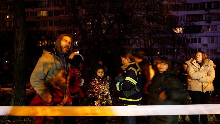 Moradores e equipes de emergência estão perto de um prédio de apartamentos atingido por um ataque de drone russo, em meio ao ataque da Rússia à Ucrânia, em Kiev, Ucrânia, em 25 de novembro de 2025. REUTERS/Valentyn Ogirenko