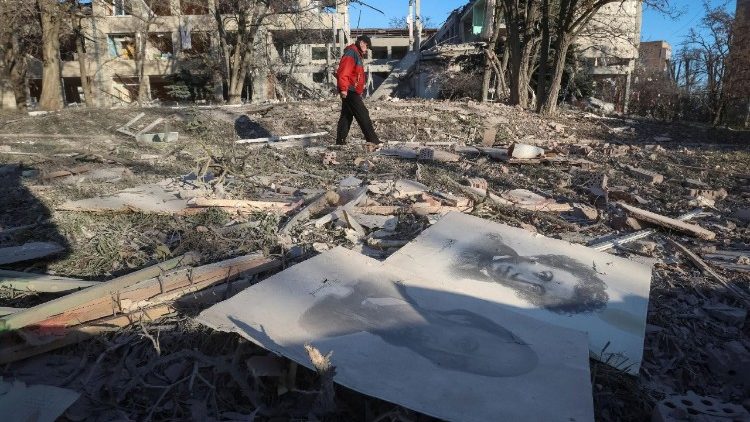 Um morador caminha perto de um prédio escolar destruído durante ataques aéreos russos, em meio ao ataque da Rússia à Ucrânia, na cidade de Sloviansk, região de Donetsk, Ucrânia, em 25 de novembro de 2025. REUTERS/Anatolii Stepanov