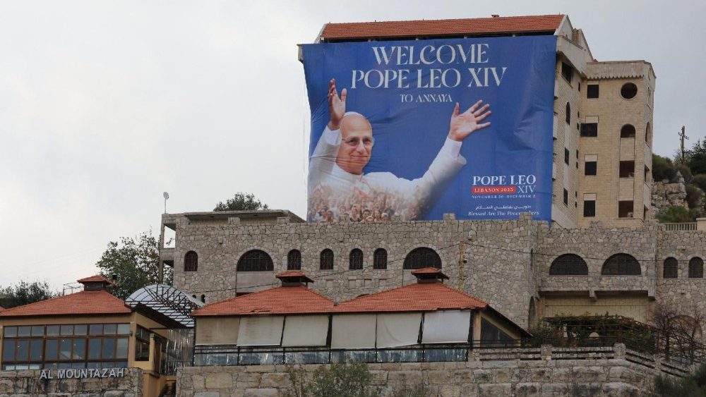 Uma faixa com a imagem do Papa Leão XIV está pendurada em um prédio em Annaya, Líbano, em 25 de novembro de 2025, antes de sua visita planejada ao Líbano. REUTERS/Mohamed Azakir