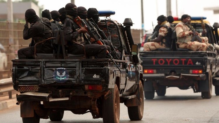 Patrullas de soldados y hombres armados en las calles de Bissau