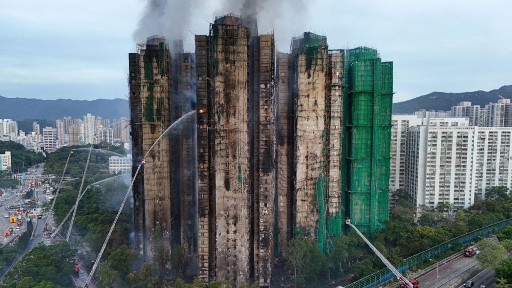 Imagens de drone mostram chamas e fumaça densa subindo do conjunto habitacional Wang Fuk Court durante um grande incêndio em Tai Po, Hong Kong, China, em 27 de novembro de 2025. REUTERS/Tyrone Siu