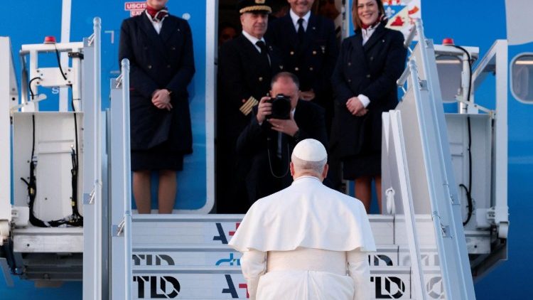 El Papa abordando el avièon de ITA Airways