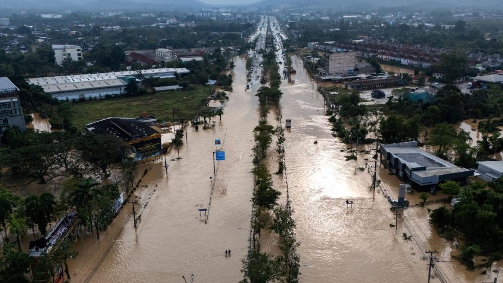 Imagens de drone mostram pessoas caminhando em uma área alagada no distrito de Hat Yai, afetado por enchentes mortais após fortes chuvas no sul da Tailândia, na província de Songkhla, Tailândia, em 27 de novembro de 2025. REUTERS/Athit Perawongmetha