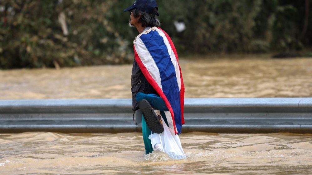 Um homem caminha por uma área alagada no distrito de Hat Yai, afetado por inundações mortais após fortes chuvas no sul da Tailândia, na província de Songkhla, Tailândia, 27 de novembro de 2025. REUTERS/Athit Perawongmetha