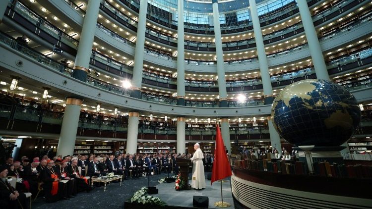 Leó pápa szól a török hatóság képviselőihez az elnöki palota nemzeti könyvtárában  