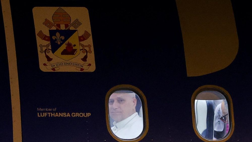 Leo XIV. im Papstflieger von Ankara nach Istanbul 