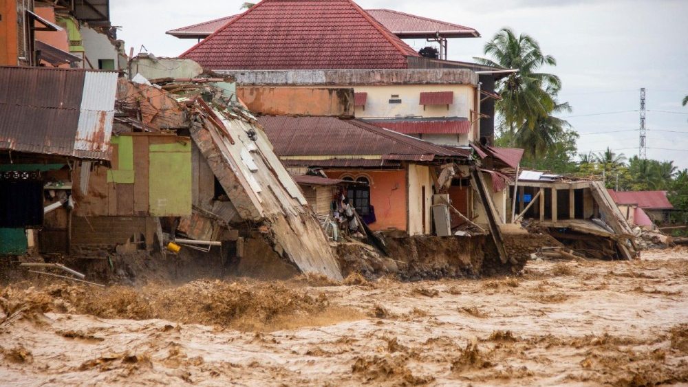 Casas danificadas por enchentes repentinas perto da margem de um rio em Padang, província de Sumatra Ocidental, Indonésia, 28 de novembro de 2025. REUTERS/Stringer