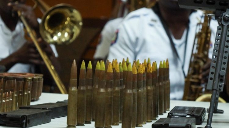 Alcune delle armi sequestrate alle gang di Haiti