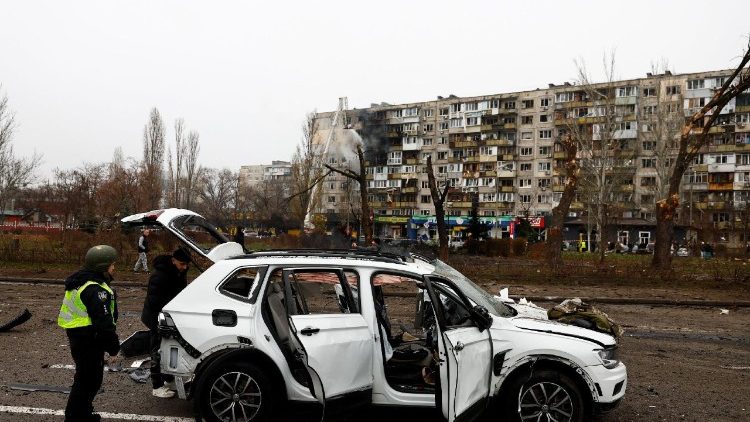 Pessoas inspecionam um carro danificado após um ataque russo com mísseis e drones contra Kiev, em meio ao ataque da Rússia à Ucrânia, em 29 de novembro de 2025. REUTERS/Valentyn Ogirenko