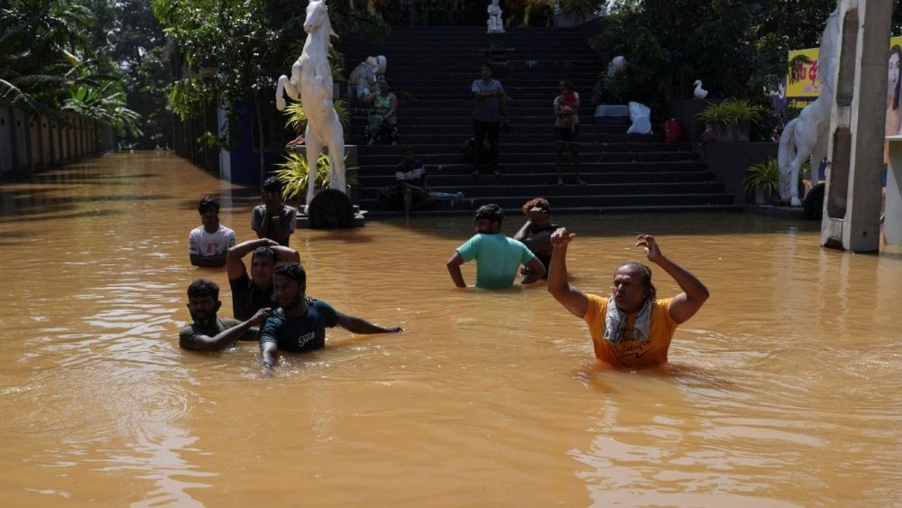 Pessoas atravessam uma rua inundada, após o ciclone Ditwah em Kelaniya, Sri Lanka, 30 de novembro de 2025. REUTERS/Thilina Kaluthotage