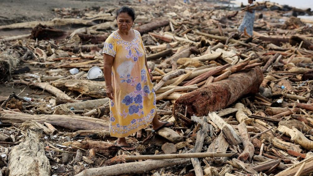 Uma mulher está em meio a troncos de árvores que ficaram presos na costa após enchentes repentinas e deslizamentos de terra mortais, em Padang, província de Sumatra Ocidental, Indonésia, em 30 de novembro de 2025. REUTERS/Willy Kurniawan/Foto de arquivo