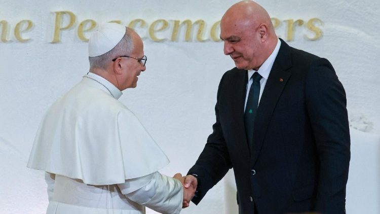 Kézfogás a libanoni államfővel