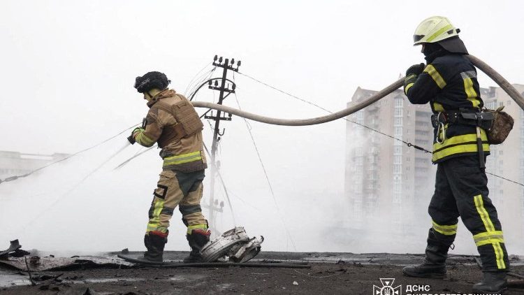 Bombeiros trabalham no local de um ataque com míssil russo ao meio-dia, em meio ao ataque da Rússia à Ucrânia, em Dnipro, Ucrânia, em 1º de dezembro de 2025. Serviço de imprensa do Serviço Estatal de Emergência da Ucrânia na região de Dnipropetrovsk/Divulgação via REUTERS