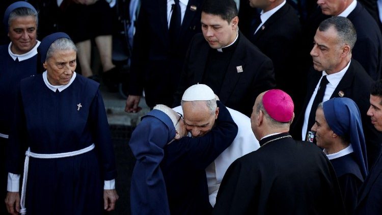 Momentos en que el Papa era recibido por la directora del hospital de la Cruz