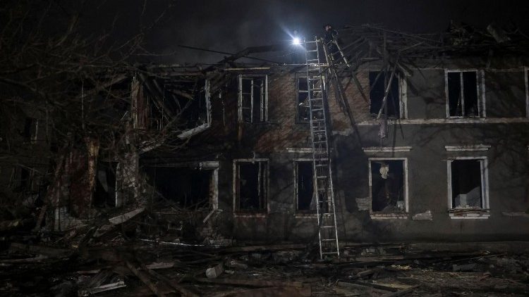 Equipes de resgate trabalham no local de prédios residenciais atingidos por um ataque aéreo russo, em meio ao ataque da Rússia à Ucrânia, em Sloviansk, Ucrânia, em 3 de dezembro de 2025. REUTERS/Anatolii Stepanov