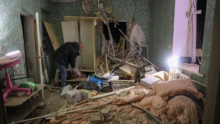 Um morador recolhe seus pertences em seu apartamento em um prédio danificado por um ataque aéreo russo, em meio ao ataque da Rússia à Ucrânia, em Sloviansk, Ucrânia, 3 de dezembro de 2025. REUTERS/Anatolii Stepanov