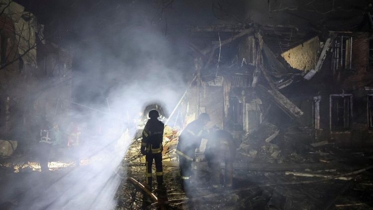 Equipes de resgate trabalham no local de prédios residenciais atingidos por um ataque aéreo russo, em meio ao ataque da Rússia à Ucrânia, em Sloviansk, Ucrânia, em 3 de dezembro de 2025. REUTERS/Anatolii Stepanov