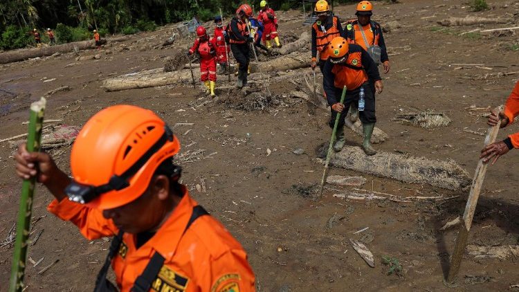 Die Rettungsaktion in einem Gebiet, das von einem tödlichen Erdrutsch in Palembayan, Agam, West-Sumatra, heimgesucht wurde, dauert an.