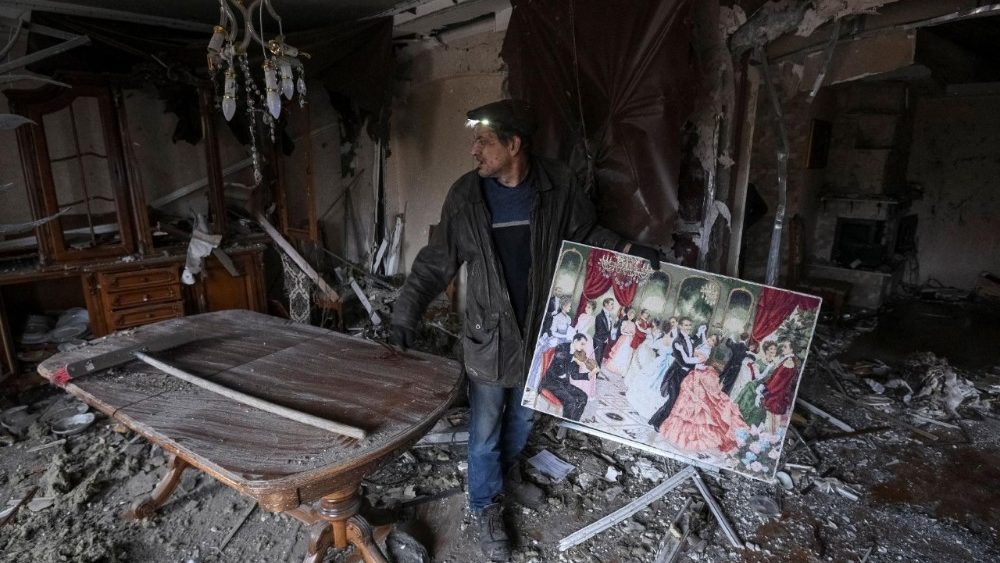 Um morador recolhe pertences em um prédio atingido por um ataque com mísseis e drones russos, em meio à ofensiva da Rússia contra a Ucrânia, na cidade de Slobozhanske, região de Dnipro, Ucrânia, em 6 de dezembro de 2025. REUTERS/Mykola Synelnykov