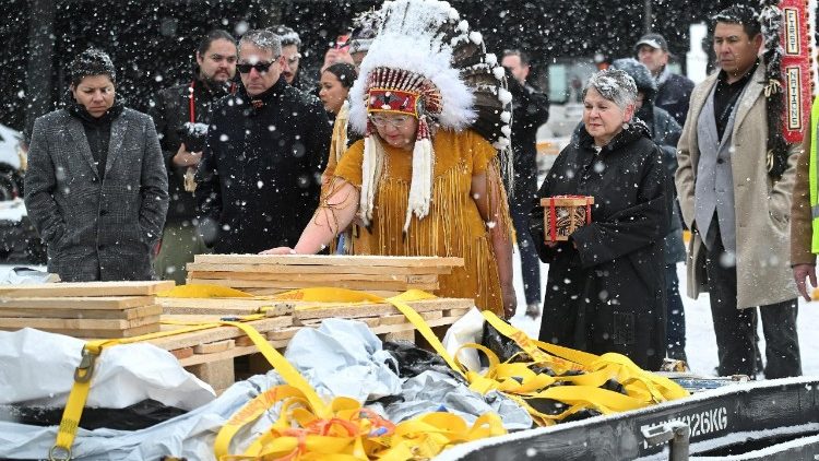 Артэфакты карэнных народаў, вернутыя Святым Пасадам, прыбылі ў міжнародны аэрапорт Манрэаля імя П'ера Эліёта Трудо
