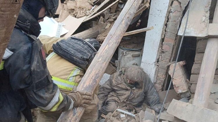 Equipes de resgate libertam uma mulher ferida encontrada sob os escombros de um pr&eacute;dio atingido por um ataque a&eacute;reo russo, em meio ao ataque da R&uacute;ssia &agrave; Ucr&acirc;nia, na cidade fronteiri&ccedil;a de Orikhiv, na regi&atilde;o de Zaporizhzhia, Ucr&acirc;nia, nesta imagem divulgada em 7 de dezembro de 2025. Press service of the State Emergency Service of Ukraine in Zaporizhzhia/Handout via REUTERS