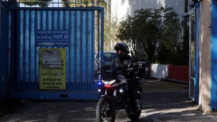 Un agente di polizia israeliano lascia la sede dell'Unrwa 