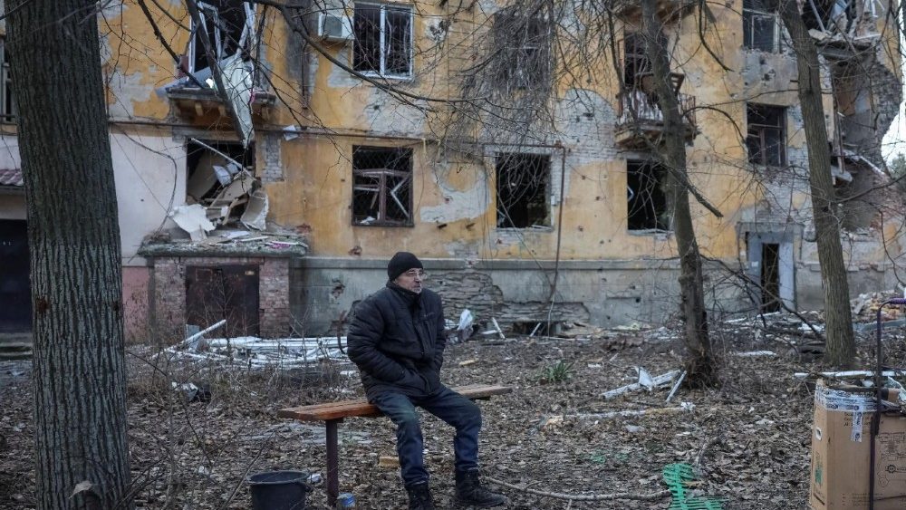 Um morador senta-se perto de um prédio de apartamentos danificado por um ataque militar russo, em meio à ofensiva da Rússia contra a Ucrânia, na cidade fronteiriça de Kostiantynivka, na região de Donetsk, Ucrânia, em 7 de dezembro de 2025. REUTERS/Anatolii Stepanov