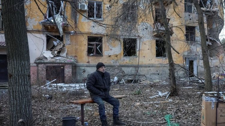 Um morador senta-se perto de um pr&eacute;dio de apartamentos danificado por um ataque militar russo, em meio &agrave; ofensiva da R&uacute;ssia contra a Ucr&acirc;nia, na cidade fronteiri&ccedil;a de Kostiantynivka, na regi&atilde;o de Donetsk, Ucr&acirc;nia, em 7 de dezembro de 2025. REUTERS/Anatolii Stepanov