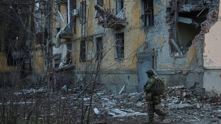 Un condominio di Kostiantynivka, nella regione di Donetsk, devastato da un attacco russo 
