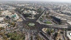 Multidão se reúne em Damasco para desfile militar que marcou o primeiro aniversário da queda de Bashar al-Assad