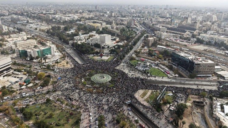 Folla riunita a Damasco per la parata militare organizzata per il primo anniversario della caduta di Bashar al-Assad