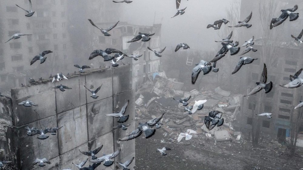 Vista aérea de prédios de apartamentos danificados por um ataque militar russo, em meio à ofensiva da Rússia contra a Ucrânia, na cidade fronteiriça de Kostiantynivka, região de Donetsk, Ucrânia, em 28 de novembro de 2025. Oleg Petrasiuk/Press Service of the 24th King Danylo Separate Mechanized