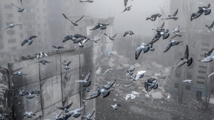 Vista a&eacute;rea de pr&eacute;dios de apartamentos danificados por um ataque militar russo, em meio &agrave; ofensiva da R&uacute;ssia contra a Ucr&acirc;nia, na cidade fronteiri&ccedil;a de Kostiantynivka, regi&atilde;o de Donetsk, Ucr&acirc;nia, em 28 de novembro de 2025. Oleg Petrasiuk/Press Service of the 24th King Danylo Separate Mechanized