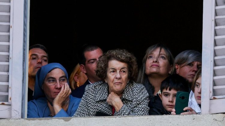 Auch vom Fenster aus verfolgten die R&ouml;mer die Andacht mit Papst Leo