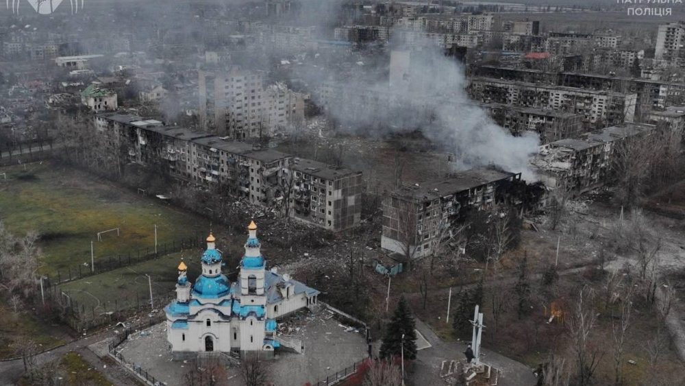 Uma imagem feita por drone mostra uma área residencial danificada por contínuos ataques militares russos, em meio ao ataque da Rússia à Ucrânia, na cidade de Kostiantynivka, região de Donetsk, Ucrânia, em 12 de dezembro de 2025. Сonsolidated Brigade 'Khyzhak' of the Ukrainian Patrol Police Department/Handout via REUTERS