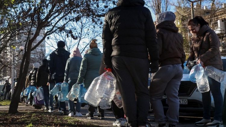 Moradores fazem fila para encher garrafas com &aacute;gua pot&aacute;vel ap&oacute;s infraestruturas civis cr&iacute;ticas terem sido atingidas por m&iacute;sseis e drones russos, em meio ao ataque da R&uacute;ssia &agrave; Ucr&acirc;nia, em Odessa, Ucr&acirc;nia, em 13 de dezembro de 2025. REUTERS/Nina Liashonok