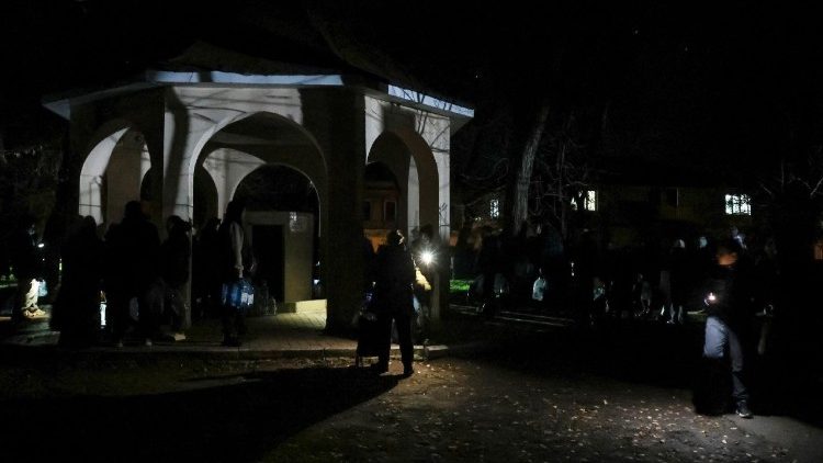 Moradores usam lanternas enquanto aguardam em fila para encher garrafas com &aacute;gua pot&aacute;vel durante um apag&atilde;o ap&oacute;s infraestruturas civis cr&iacute;ticas terem sido atingidas por recentes ataques russos com m&iacute;sseis e drones, em meio ao ataque da R&uacute;ssia &agrave; Ucr&acirc;nia, em Odessa, Ucr&acirc;nia, 13 de dezembro de 2025. REUTERS/Nina Liashonok