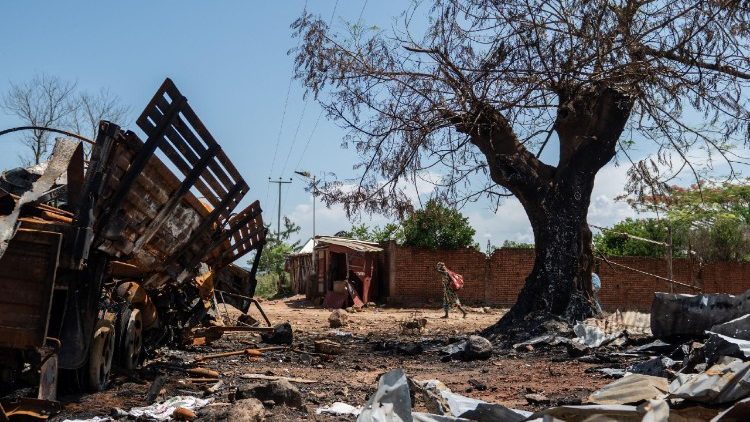 Ein mutmaßlich burundisches Militärfahrzeug, das bei Zusammenstößen in Luvungi, Süd-Kivu, zerstört wurde 