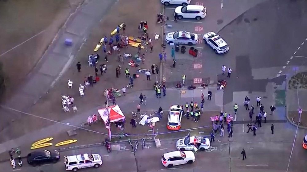 Vista aérea de equipes de emergência trabalhando no local de um tiroteio na praia de Bondi, em Sydney, Austrália, em 14 de dezembro de 2025, nesta captura de tela de um vídeo. NINE NETWORK/SEVEN NETWORK/AUSTRALIAN BROADCASTING CORPORATION/Divulgação via REUTERS. NINE NETWORK/SEVEN NETWORK/AUSTRALIAN BROADCASTING CORPORATION/Handout via REUTERS