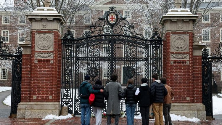 Parenti delle vittime e studenti si stringono davanti alla Brown University