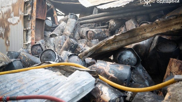 Aquecedores el&eacute;tricos de &aacute;gua queimados jazem no local de um armaz&eacute;m de eletrodom&eacute;sticos atingido durante um ataque noturno de drones russos, em meio ao ataque da R&uacute;ssia &agrave; Ucr&acirc;nia, em Odessa, Ucr&acirc;nia, em 16 de dezembro de 2025. Press service of the State Emergency Service of Ukraine in Odesa region/Handout via REUTERS 