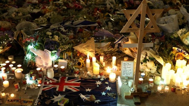 Des fleurs, un drapeau et une étoile juive pour rendre hommage aux victimes de la fusillade de dimanche 14 décembre à Sydney.