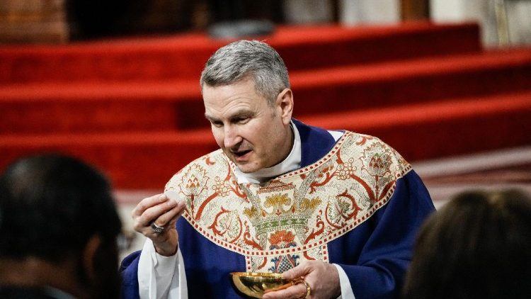 Arcibiskup Ronald Hicks při mši, 18. 12. 2025