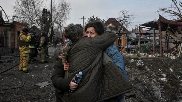 A rea&ccedil;&atilde;o de moradores reagem no local de um ataque a&eacute;reo russo, em meio ao ataque da R&uacute;ssia &agrave; Ucr&acirc;nia, em Zaporizhzhia, Ucr&acirc;nia, em 19 de dezembro de 2025. REUTERS/Stringer