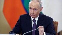 Il presidente russo Putin durante un meeting a San Pietroburgo
