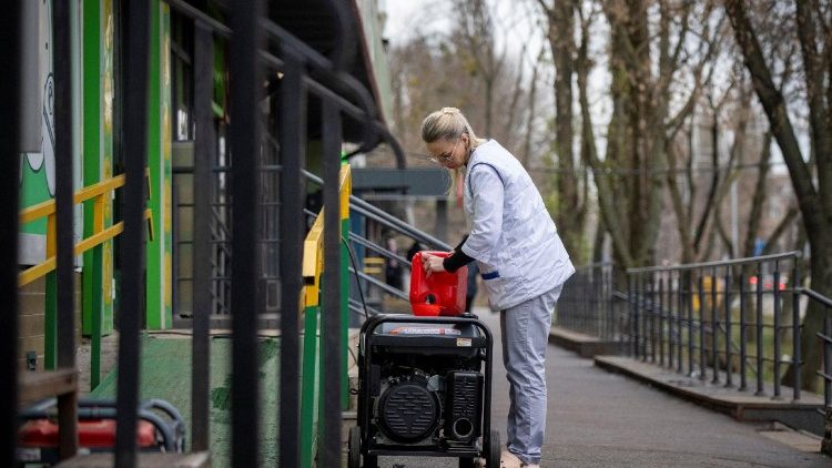Uma mulher abastece um gerador com gasolina para produzir eletricidade para uma farm&aacute;cia ap&oacute;s infraestruturas civis cr&iacute;ticas terem sido atingidas por um recente ataque russo com m&iacute;sseis e drones, em meio ao ataque da R&uacute;ssia &agrave; Ucr&acirc;nia, em Kiev, Ucr&acirc;nia, 23 de dezembro de 2025. REUTERS/Thomas Peter