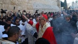 Pizzaballa bíboros Betlehemben a Születés bazilikánál