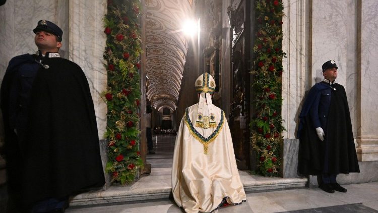 Momento do fechamento da Porta Santa