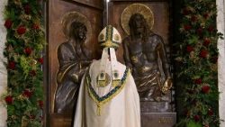 Kardinali Rolandas Makrickas, Mhudumu mkuu wa Kanisa la Bikira Maria mkuu, Jimbo kuu la Roma, tarehe 25 Desemba 2025 amefunga rasmi Lango la Kanisa kuu la Bikira Maria mkuu, 