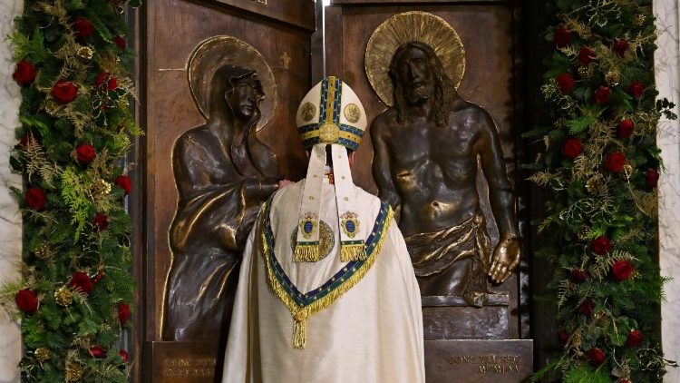 Kardinali Rolandas Makrickas, Mhudumu mkuu wa Kanisa la Bikira Maria mkuu, Jimbo kuu la Roma, tarehe 25 Desemba 2025 amefunga rasmi Lango la Kanisa kuu la Bikira Maria mkuu, 